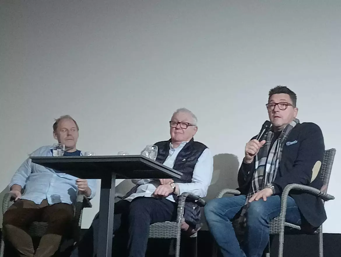Állótaps az EMBER MARADJ - Az Ákos-sztori. Eddig. című portréfilm közönségtalálkozóval párosult vetítése után, Komáromban – KÉPE
