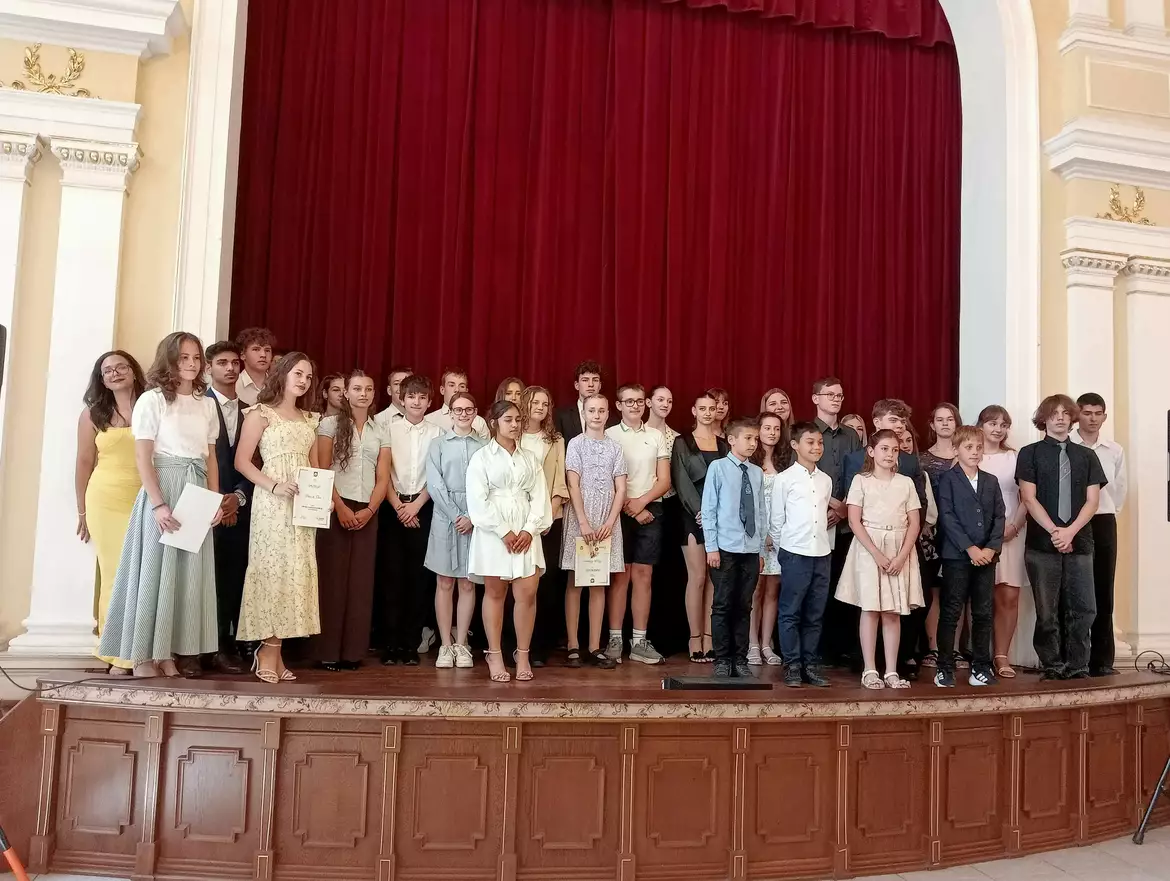 Díjazták e tanév kiváló diákjait Komáromban – KÉPEKKEL