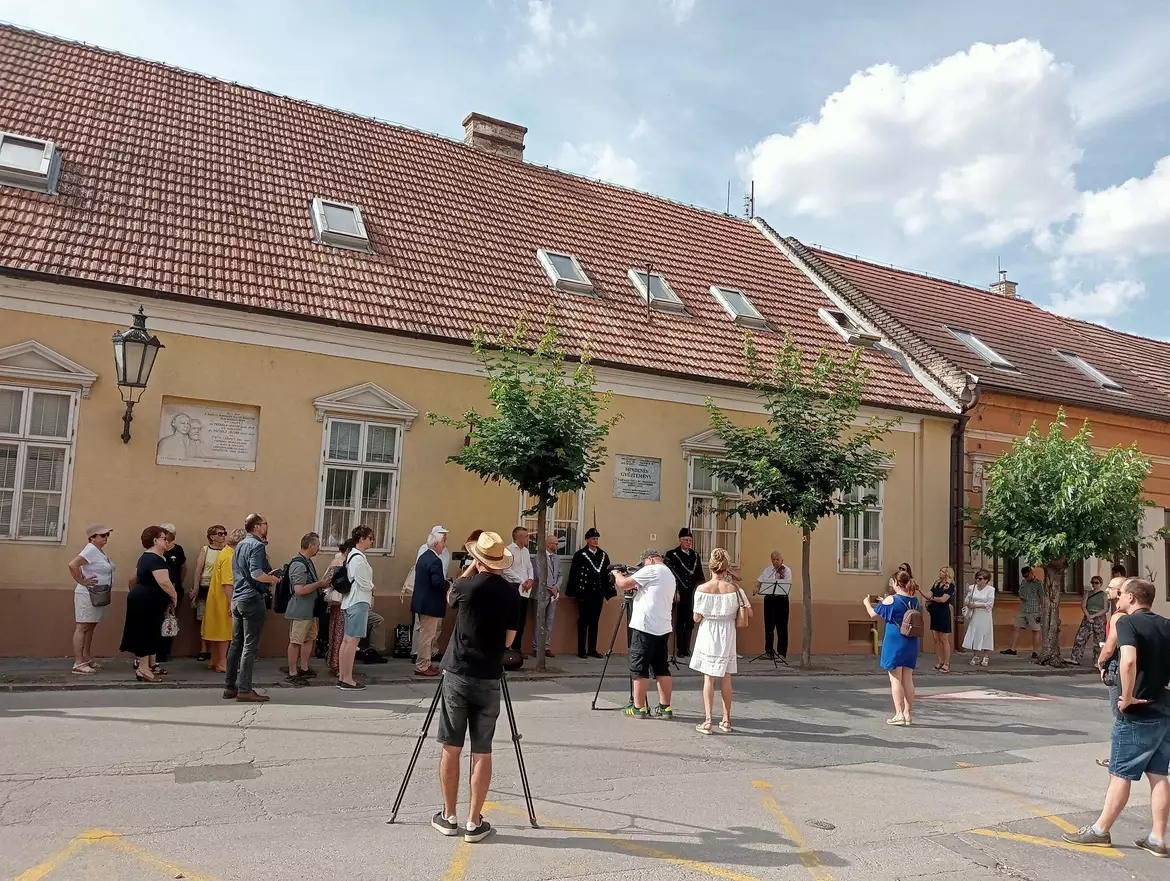 Komáromban már emléktábla hirdeti: itt jelent meg az első magyar nyelvű ismeretterjesztő folyóirat – KÉPEKKEL