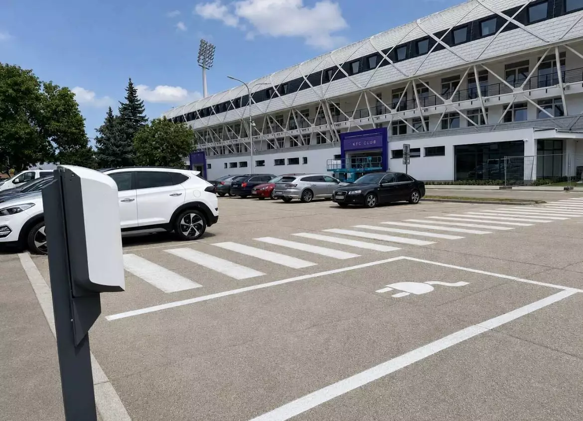 Öt új elektromosautó-töltőállomás működik Komáromban - KÉPEKKEL