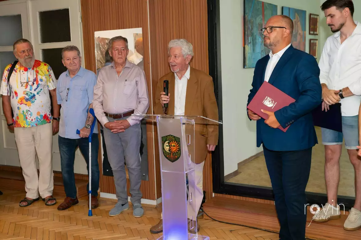 mamsze-kopocs-tibor-a-mikrofonnal-mellete-sooky-marian-j-es-mikoczy-denes-b-_foto-nagymegyerfb