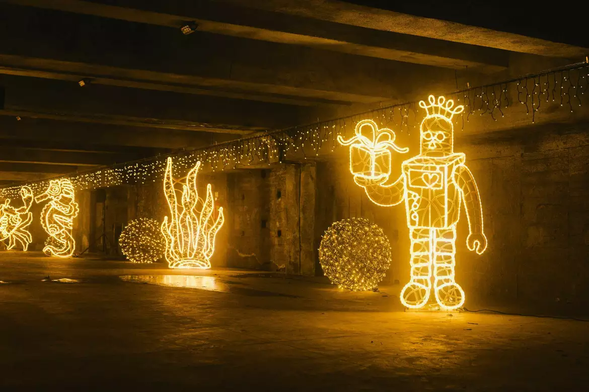 Adventkor ismét lesz Story of lights Komáromban: a világűr sejtelmes fénye árasztja el az erődöt – KÉPEKKEL 