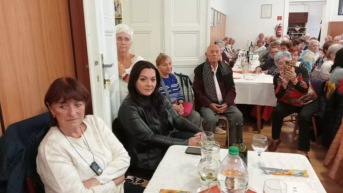  Örömteli, vérpezsdítő ünneplés a komáromi városi nyugdíjasklubban – KÉPEKKEL