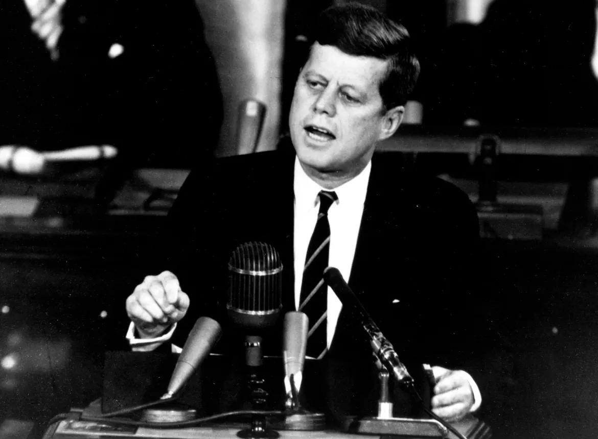 kennedy_elnok-meghirdeti-az-apollo.jpg