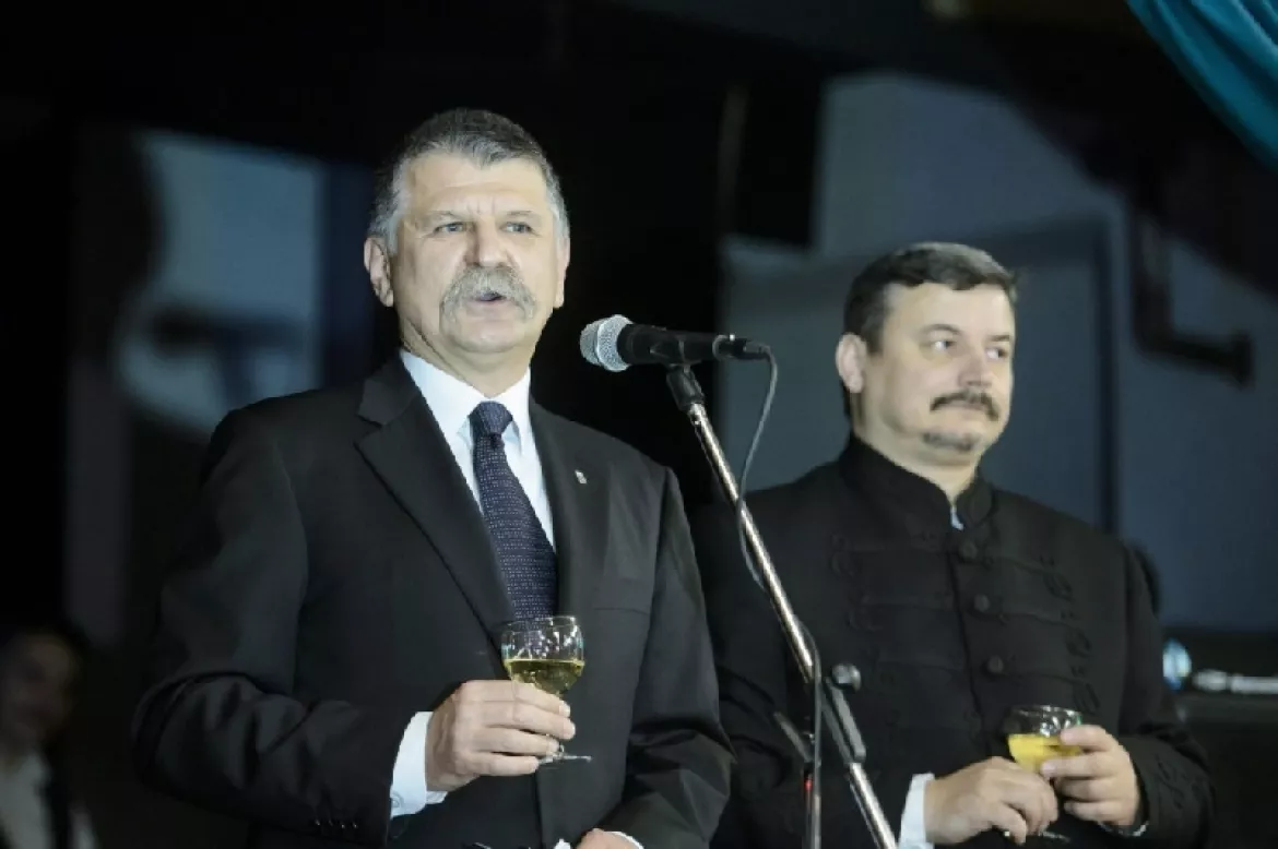 201601181901150.01_a_Libadi_bal_-_Berenyi_Koverrel.jpg 201601181901150.01_a_Libadi_bal_-_Berenyi_Koverrel.jpg
