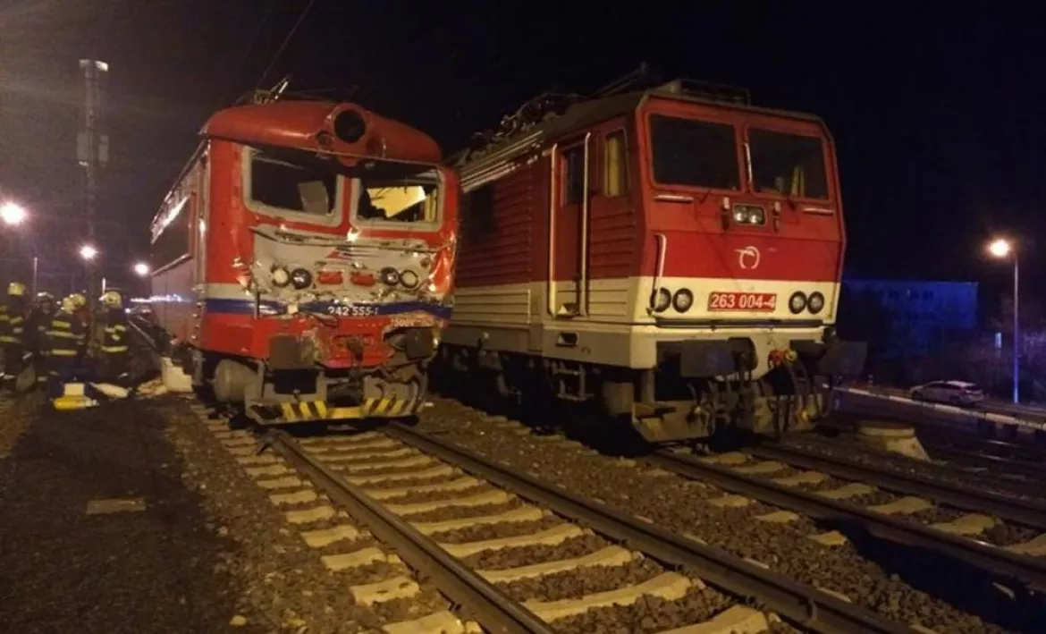 201803170736200.1521239406-pri-pezinku-sa-zrazil-osobny-vlak-s-druhym-rusnom-na-mieste-zasahuju-vsetky-bezpecnostne-zlozky.jpg