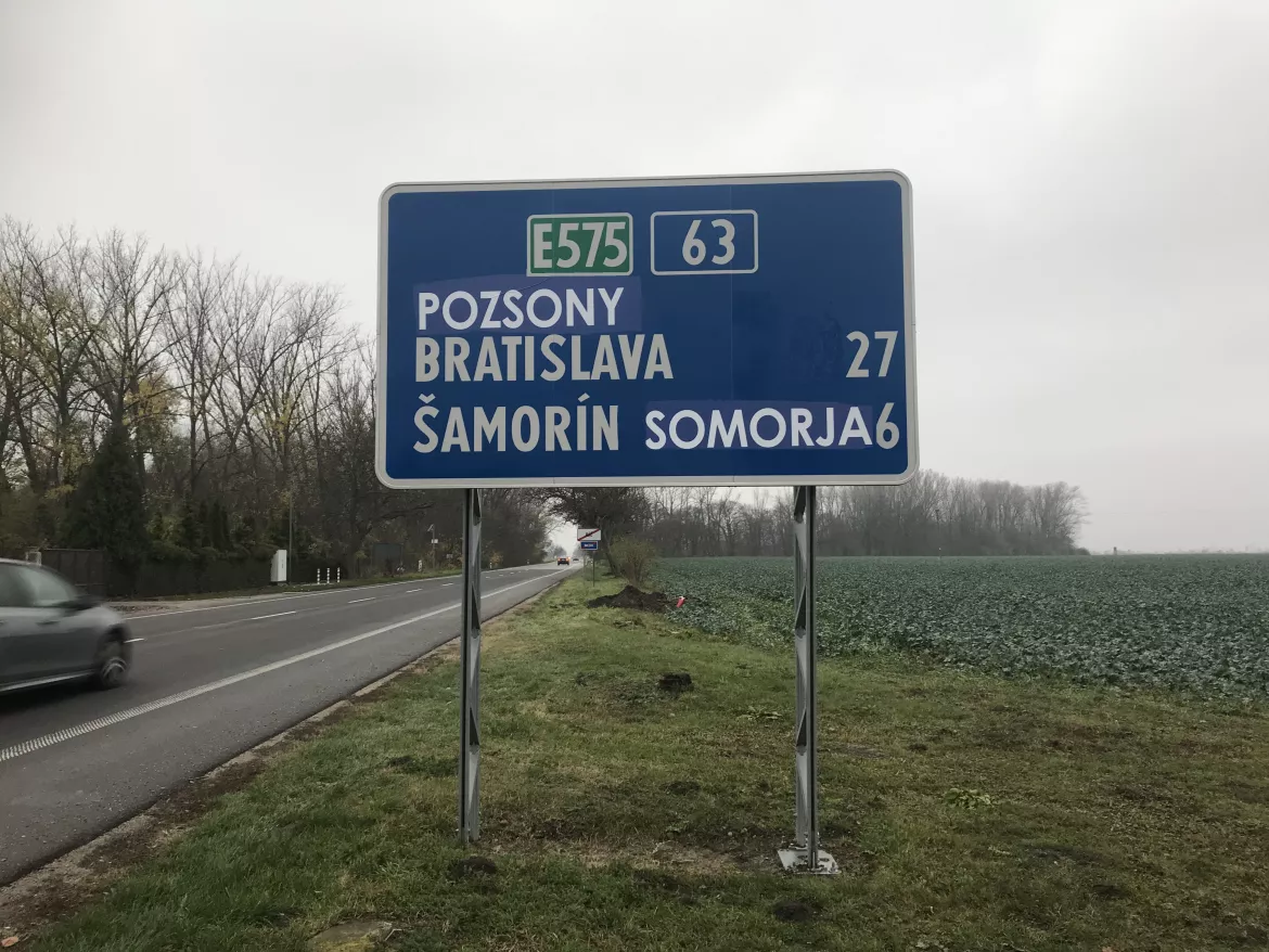 Bacsfai kétnyelvű útjelző tábla, kétnyelvűség - 02