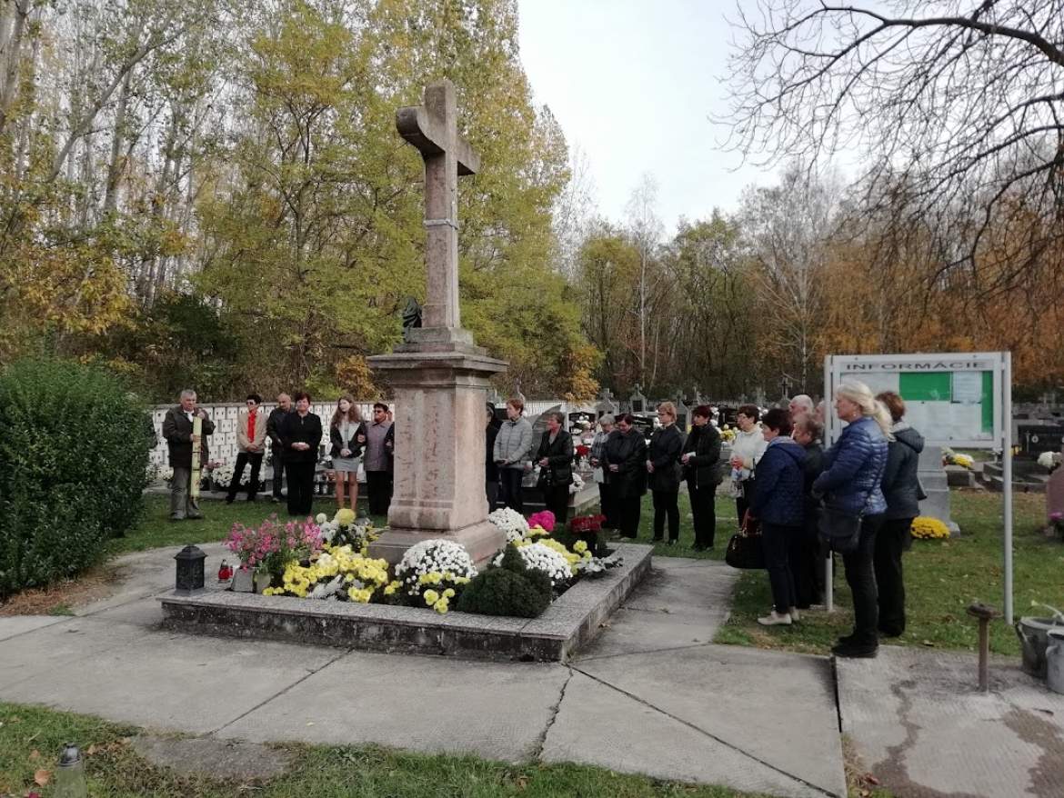 temetői ájtatosság Dercsikán mindenszentekkor temetői ájtatosság Dercsikán mindenszentekkor