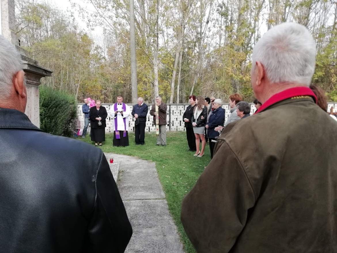 temetői ájtatosság Dercsikán mindenszentekkor temetői ájtatosság Dercsikán mindenszentekkor