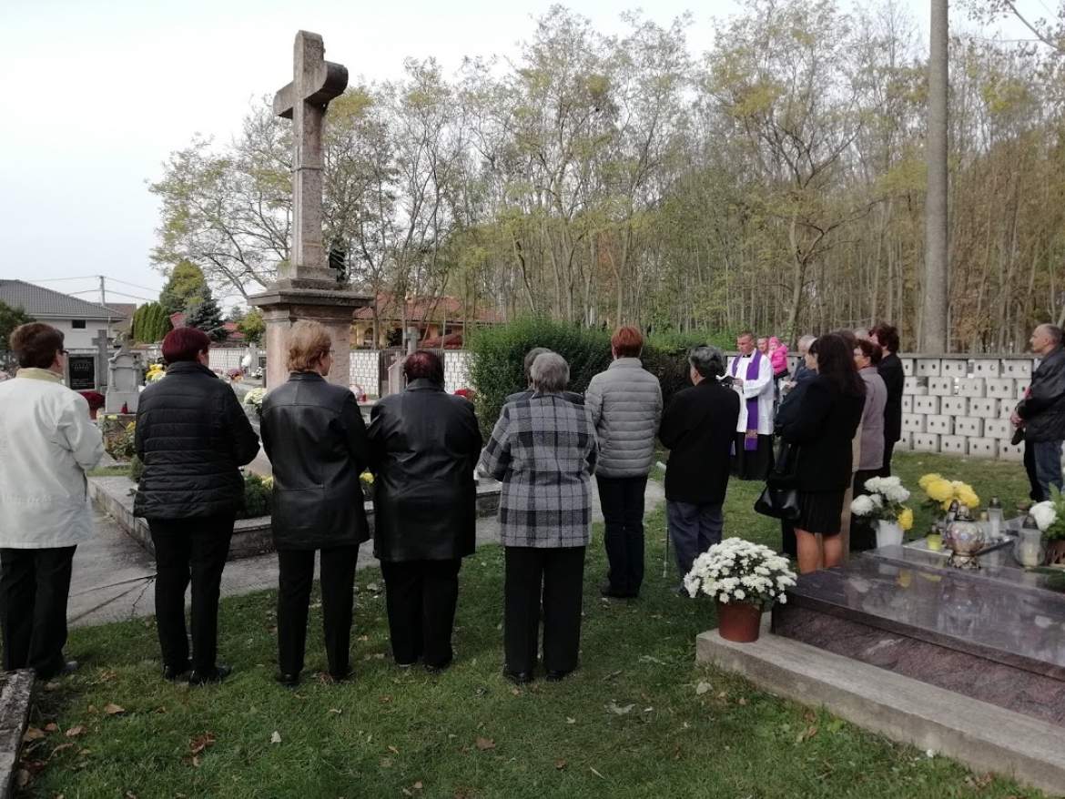 temetői ájtatosság Dercsikán mindenszentekkor temetői ájtatosság Dercsikán mindenszentekkor