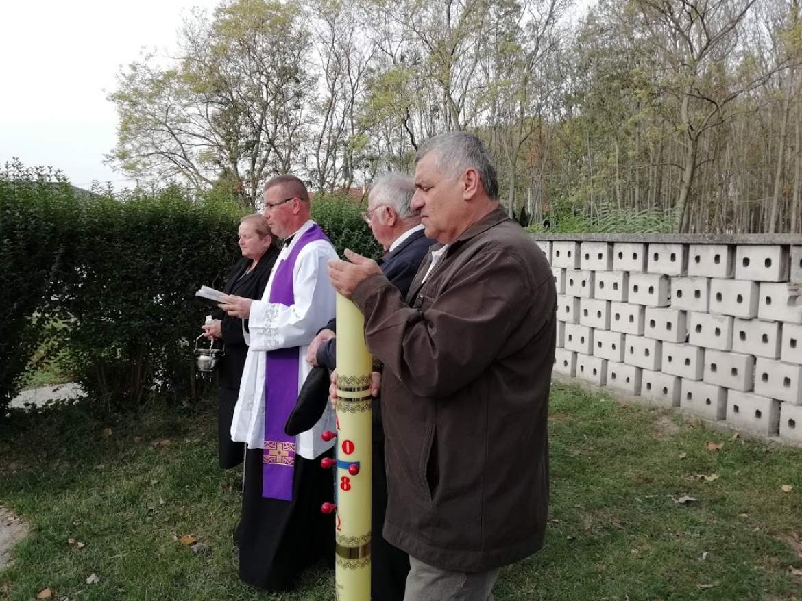temetői ájtatosság Dercsikán mindenszentekkor temetői ájtatosság Dercsikán mindenszentekkor