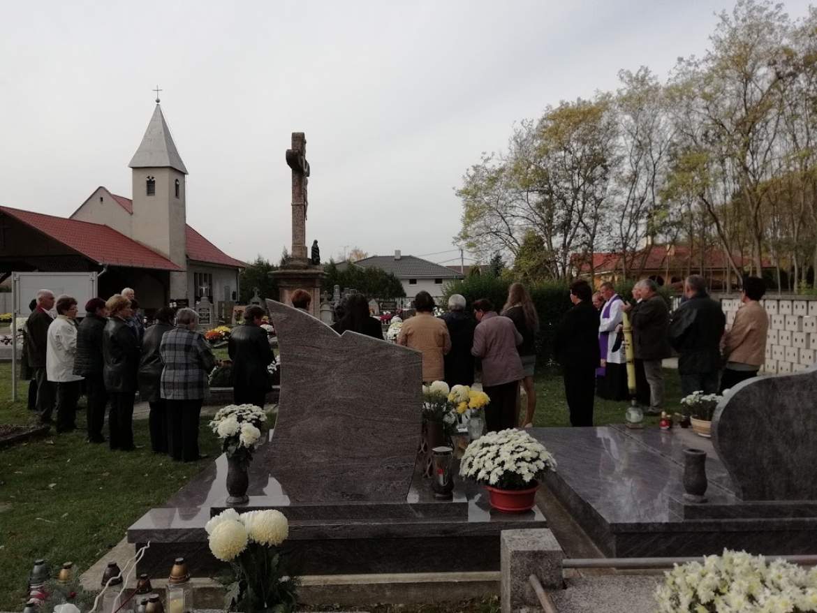 temetői ájtatosság Dercsikán mindenszentekkor temetői ájtatosság Dercsikán mindenszentekkor