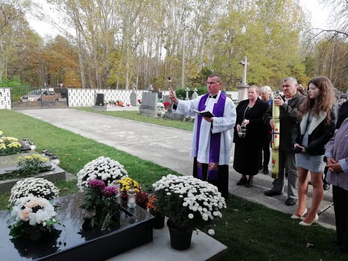 temetői ájtatosság Dercsikán mindenszentekkor temetői ájtatosság Dercsikán mindenszentekkor