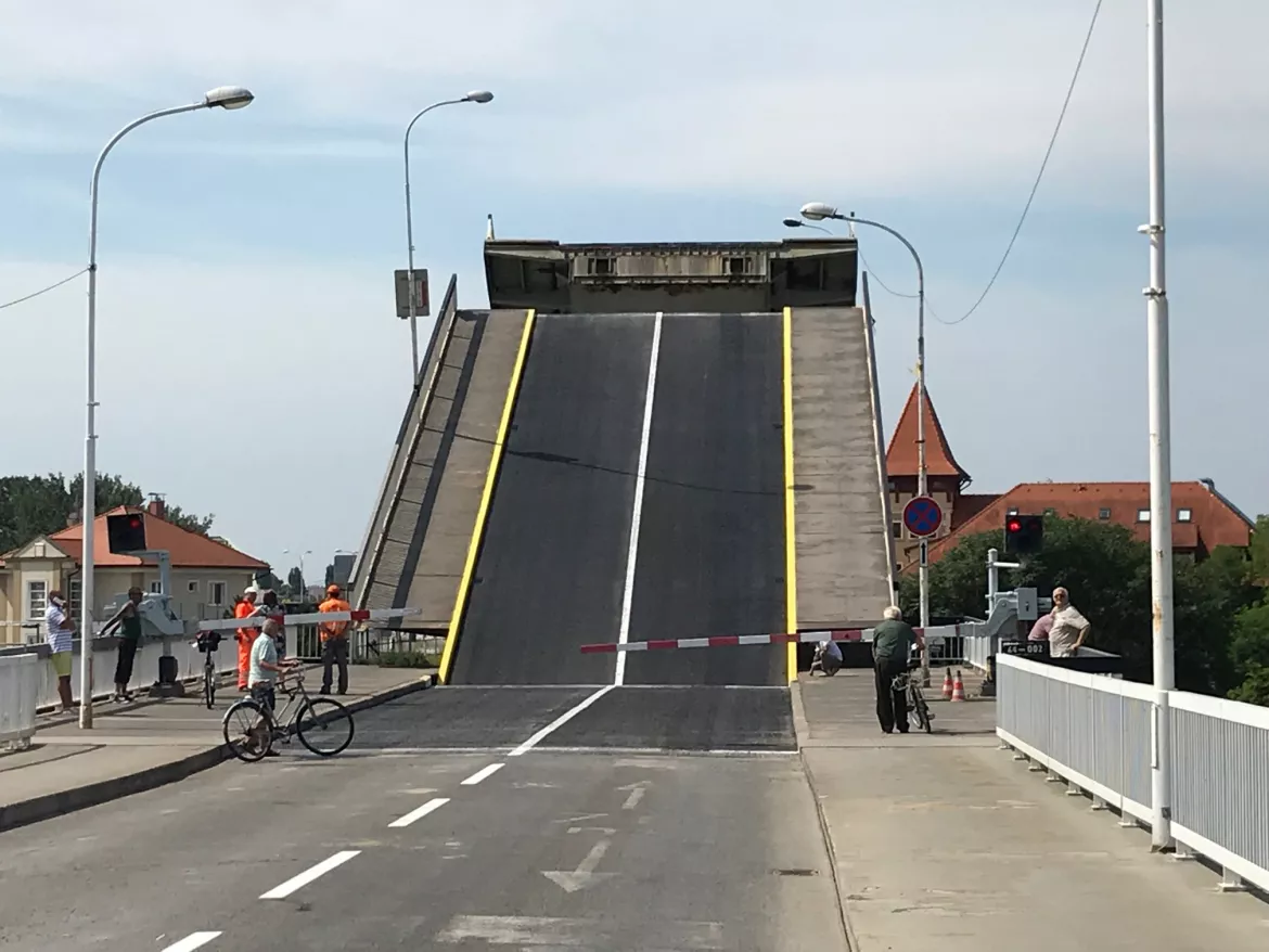 Felnyitható híd Komáromban